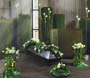 Dekoration im Stil „Moderne Eleganz“ mit weien Lilien
