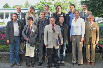 Karl Zwermann beglckwnschte die Referenten beim Symposium „Netzwerk Pflanzensammlungen“ in Erfurt zu ihren hervorragenden Prsentationen. Im Bild von links (oben) Moderator Garry Grber, Helga Panten, Dieter Stegmeier, Esther Meduna, Bjrn Ehsen, Dr. Harald Bischoff, (vorn) Ulrich Haage, Bettina Bergande, Thomas Hawel, Siegfried Harrer, Jrg Nthe, Caroline Schmidt sowie DGG-Prsident Karl Zwermann