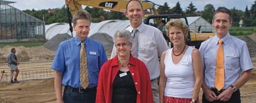 Die Ahlemer Mannschaft freut sich auf das neue Versuchsgewchshaus, das in der Bauphase ist (von links: Michael Emmel, Ulrike Weier, Prof. Dr. Bernhard Beler, Beate ter Hell und Dr. Dirk Ludolph)