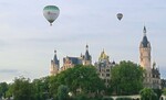 Die Bundesgartenschau Schwerin 2009 ist zu Ende. Die Ballons über dem Schloss warben schon davor für die Internationale Gartenschau in Hamburg, die 2013 stattfindet