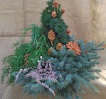 Die fertige Arbeit mit dem bewusst gesetzten Blütenakzent durch Calluna