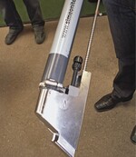 Mithilfe der beiden Schrauben kann die auszubringende Düngermenge exakt eingestellt werden