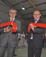 1 Landwirtschafts- und Umweltminister Edgars Zalans (links) und Firmeninhaber Johann Martens bei der offiziellen Eröffnung des Torf- und Erdenwerks