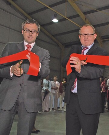 1 Landwirtschafts- und Umweltminister Edgars Zalans (links) und Firmeninhaber Johann Martens bei der offiziellen Erffnung des Torf- und Erdenwerks