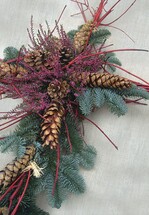 Verarbeitung der Zapfen im Detail, die Arbeit wirkt groß und wertiger, als sie eigentlich ist