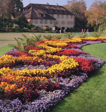 Viele Menschen wollen wieder mehr mit natrlichem Grn und mit Blumen und Pflanzen in der Nhe leben (Motiv: Insel Mainau)