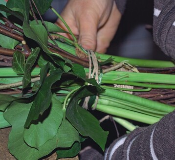 Das Einfgen und Anlegen der Blumen an das Bndel