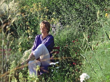 1 Gabriella Pape im eigenen Garten in England