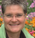 Dr. Gisela Fischer-Klüver hat Gartenbau an der Universität Hannover studiert und dort am ehemaligen Institut für Zierpflanzenbau promoviert. Seit 1990 arbeitet sie in der Jungpflanzenbranche (seit 16 Jahren für die Firma Brandkamp). Regelmäßig ist sie außerdem als Fachjournalistin für „DEGA Produktion & Handel“ tätig.