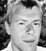 Stefan Leszko ist Diplom-Biologe und Inhaber der Firma „Ihr Wunschgarten“, die sich im Raum Würzburg mit Planung und Bau von Privatgärten beschäftigt. Außerdem schreibt und zeichnet er gern für DEGA.