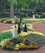 1 Breite Wege und eine gezielt gesetzte Saisonbepflanzung kennzeichnen den „Garten des Gedenkens“ auf dem Waldfriedhof