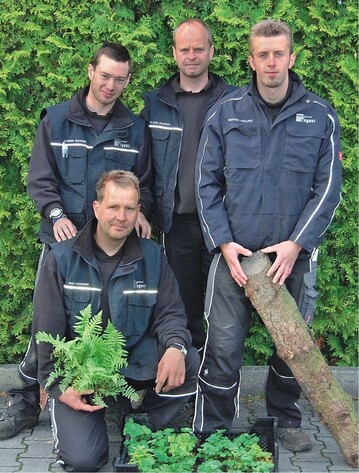 v. l.: Auszubildender Dominik Wagner, Grtnermeister Ralf Wegener, Roland Wagner und Friedhofsgrtner Michael Klling gestalten das Grab fr den Waldliebhaber