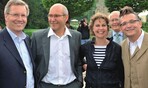 Von links: Ministerpräsident, mittlerweile Bundespräsident Christian Wulff, Landschaftsarchitekt und Bassist der Götz-Alsmann-Band Michael Müller, Viktoria Freifrau von dem Bussche, Bürgermeister Günter Harmeyer und Götz Alsmann im Garten von Schloss Ippenburg auf der Landesgartenschau Bad Essen