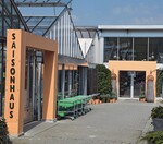 1 Ein gelungenes Trading-up! Mit dem Neubau eines Ladengeschäfts vor die bestehende Gewächshausanlage bekam diese Gärtnerei ein neues Gesicht. Das vor der Gewächshaustür platzierte Portal (links im Bild) ist ein Blickfang, der die Anlage für wenig Geld aufwertet