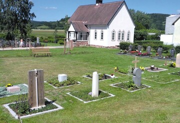 Mit Mustergrbern auf dem umgestalteten Friedhof zeigt die Friedhofsverwaltung pflegeleichte Bepflanzungen