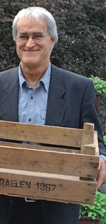 Straelens Stadtarchivar Bernhard Keuck präsentiert eine der historischen Gemüsekisten, die in der Ausstellung zu sehen sind