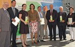 Dr. Siegfried Scholz (links) und Ministerin Ilse Aigner (Mitte) würdigten Engagement, Mut und Hartnäckigkeit der Preisträger und überreichten den Innovationspreis Gartenbau