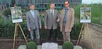 Helmut Barthels, Vorsitzender der Friedhofsgärtner im GVN, forderte gemeinsam mit Kammerpräsident Claus Heller und Wulf Helmert, Landesinnungsmeister der Steinmetze Schleswig-Holstein (von links nach rechts), die Erinnerung genauso individuell wie das Leben zu gestalten