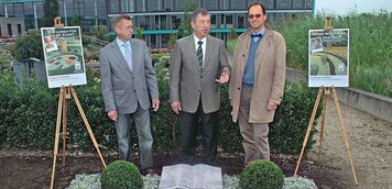 Helmut Barthels, Vorsitzender der Friedhofsgrtner im GVN, forderte gemeinsam mit Kammerprsident Claus Heller und Wulf Helmert, Landesinnungsmeister der Steinmetze Schleswig-Holstein (von links nach rechts), die Erinnerung genauso individuell wie das Leben zu gestalten