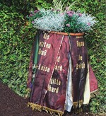 Fertig dekoriertes Grab mit Schleifenständer nach dem Abräumen der Kränze