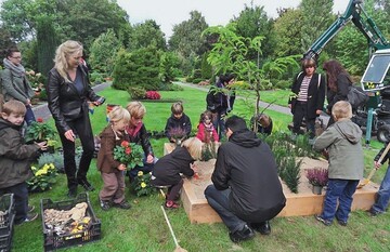 Herne-Wanne-Eickel/NRW: Grabgestaltung im Buddelkasten als Aktion fr die ganz Kleinen
