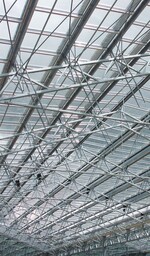 1 Blick ins Dachgebälk des mit Open-Sky-Technik ausgestatteten Gewächshauses, das eine Fläche von 4700 Quadratmeter bedeckt.