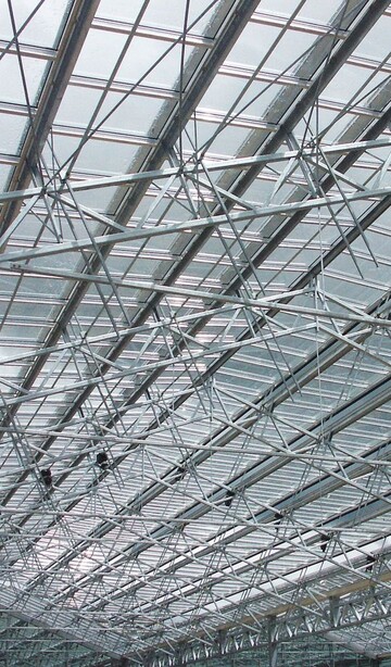 1 Blick ins Dachgeblk des mit Open-Sky-Technik ausgestatteten Gewchshauses, das eine Flche von 4700 Quadratmeter bedeckt.