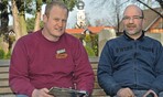 Hans-Peter Hübsch (links) und Thomas Hölzl haben gemeinsam viel für den Inninger Friedhof erreicht