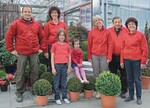 1 Familienteam in der Gärtnerei (von links): Tomas, Barbara, Lea, Pia, Margita, Rolf und Erna Dangel