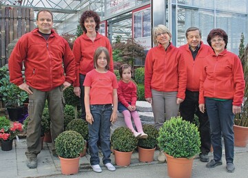 1 Familienteam in der Grtnerei (von links): Tomas, Barbara, Lea, Pia, Margita, Rolf und Erna Dangel