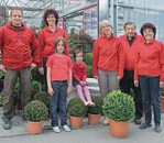 Aus einem Porträt der Gärtnerei Dangel in Neuhausen ob Eck in DEGA P&H 5/2011 stammt dieses Gruppenbild – so ähnlich kann ein sympathisches Gruppenbild aus Ihrer Gärtnerei aussehen!