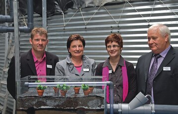 1 Produktionsleiter Manfred Brnken, Christine Elbers, Ann Elbers-Angenendt und Hans Elbers mit dem Modell des neuen Lava-Feldes.