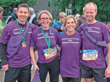 Friedhofsgrtner machten das Rennen im 5-km-Lauf, das erfolgreiche Quartett von links nach rechts: Darius Markiewicz, Anja Qayyum-Kocks und Stefanie und Roland Wagner freuen sich ber den Sieg. 