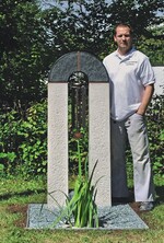 Günther Mühlbauer mit seinem siegreichen Grabzeichen zum Thema „Klang des Wassers“