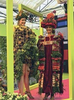 Schönes Marketing: Zwei junge Frauen präsentierten auf der „Plantarium“ neue Pflanzen und Produktideen.