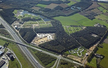 Auf dem 66 Hektar groen Floriade-Gelnde konnten weite Teile des vorhandenen Schwarzkieferwalds erhalten bleiben.