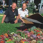 Links: Ernst-Ferdinand und Sebastian Timme am hoch prämierten dreistelligen Wahlgrab auf der BUGA Koblenz.