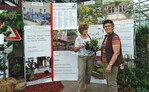 An der ersten Station der Wanderausstellung gab Seniorchefin Gerlinde Roth ihrer Kundin bewährte Tipps für lebendige Pflanzungen.