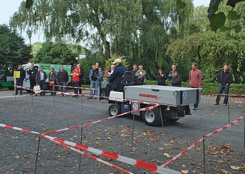 Die Wendigkeit ihrer Fahrzeuge mussten die Aussteller in diesen Parcours unter Beweis stellen 