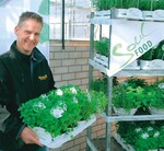 Michael Wiechers von Volmary präsentiert ein Kräutersortiment unter der neuen Dachmarke „Soul Food“.