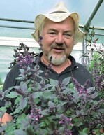 1 Der leidenschaftliche Gärtner und Pflanzenexperte Franz Xaver Treml inmitten seiner Pflanzenschätze.