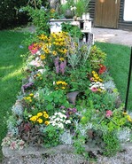 Bei „Omas Garten“ wurde eine bunte Gartensituation auf dem Grab gestaltet.