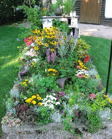 Bei „Omas Garten“ wurde eine bunte Gartensituation auf dem Grab gestaltet. 