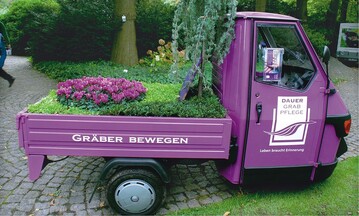 Das mobile Grab auf dem Dreirad erregt Aufsehen.