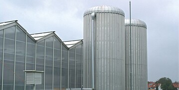 Das ZINEG-Gewchshaus in Hannover soll mglichst ohne fossile Energietrger auskommen und ist mit je einem groen Warm- und Kaltwasserspeicher ausgestattet.