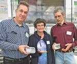 Dr. Alexander Schouten (links), Universität Bonn, Marieke Smit, Entocare CV, Wageningen/NL, und Dr. Arne Peters, e-nema, Kiel, haben gemeinsam die biologische Bekämpfung mit Mikroorganen in Form von Predatoren und Endophyten erforscht.