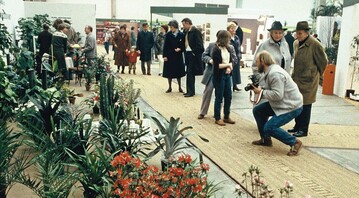 1983 besuchten gut 8 600 Fachbesucher die erste Internationale Pflanzenmesse (IPM). 150 Aussteller aus sechs Nationen prsentierten ihr Angebot, vorrangig Jung-, Roh- und Halbfertigwaren.