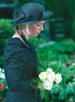 Am Grab können die Hinterbliebenen stille Zwiesprache mit dem Verstorbenen halten und ihrer Trauer Ausdruck verleihen.