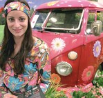 2 Eines der in diesem Jahr am meisten fotografierten Motive: Blumengirl und VW-Bus warben für Gartengerbera (Florist) und weckten Erinnerungen an Flowerpower-Zeiten.
