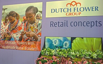 Fairtrade-Strue mit einem Masai-Armband plus Erluterung lassen „Blumen sprechen“.